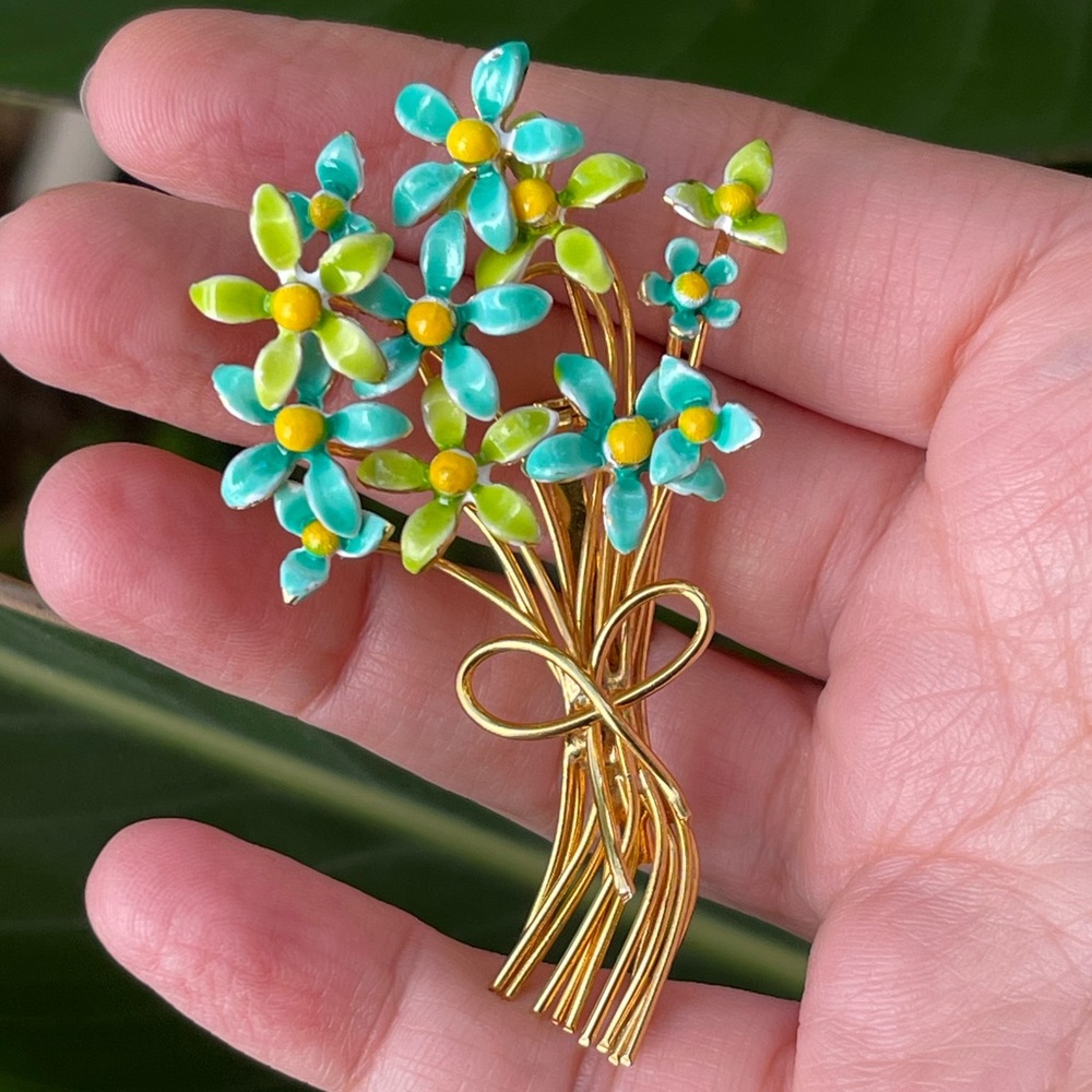 Signed 1960s Marvella enameled gold tone blue & green flower bouquet brooch pin